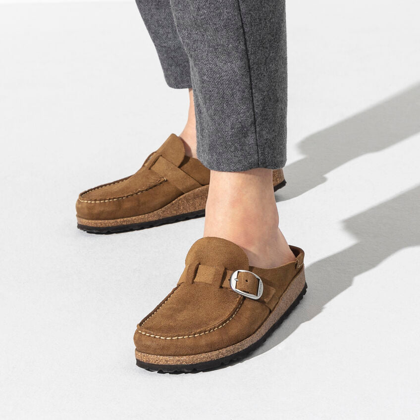 Buckley Round Buckle | Suede | Tea - Clog - Birkenstock