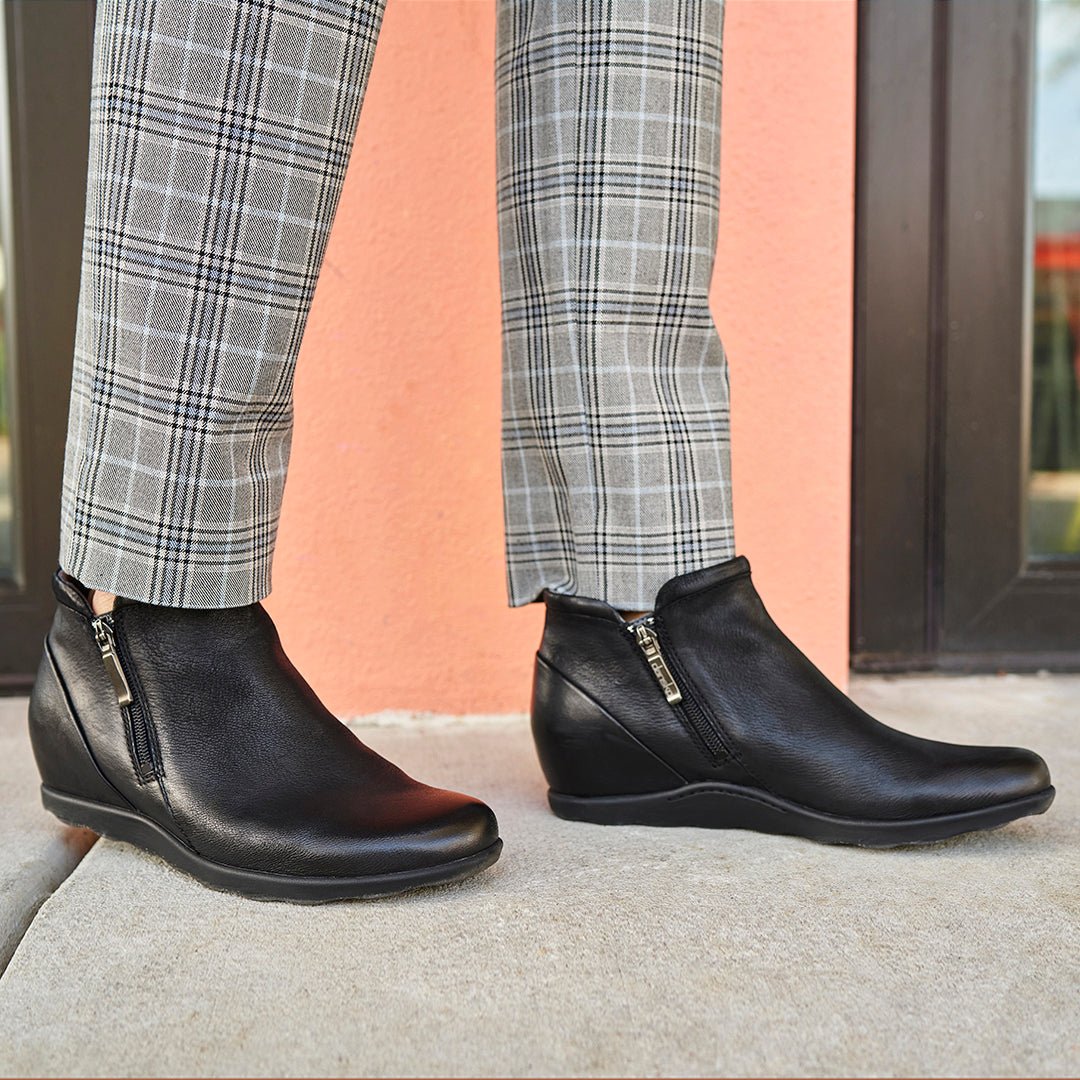 Miki | Burnished Nubuck | Black - Boot - Dansko