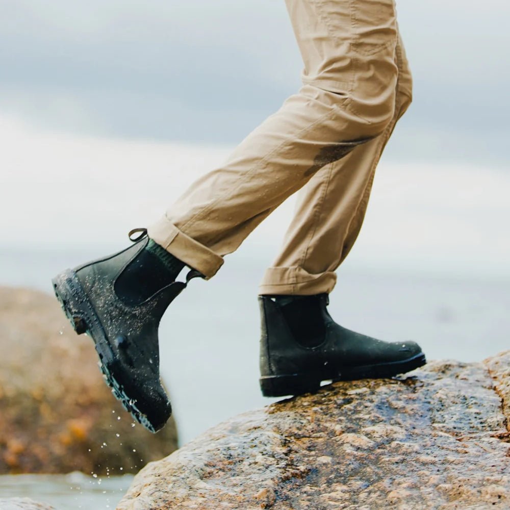 Classic 550 Chelsea Boot 587 | Leather | Rustic Black - Boot - BLUNDSTONE