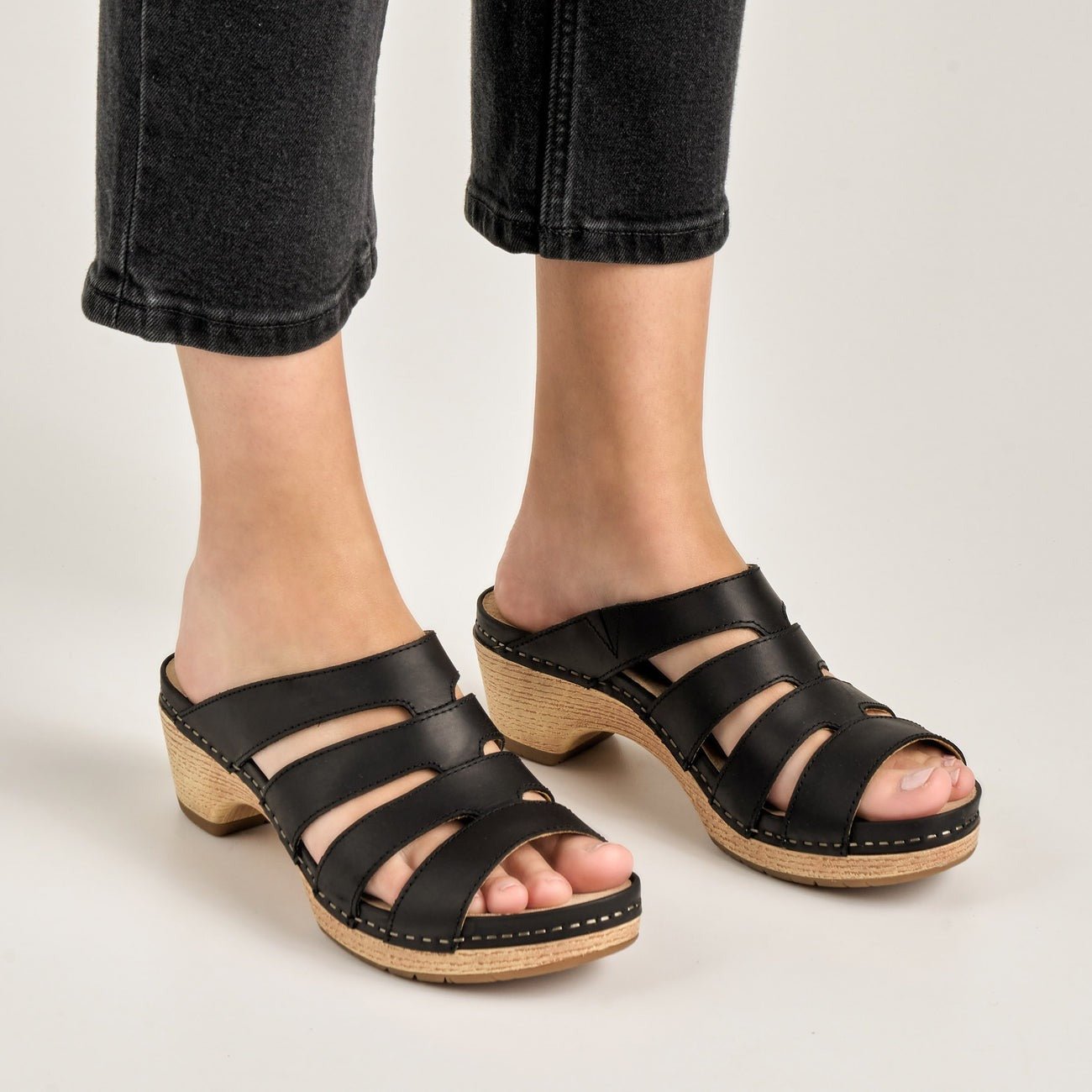 Lyndi | Oiled Pull Up | Black - sandals - Dansko