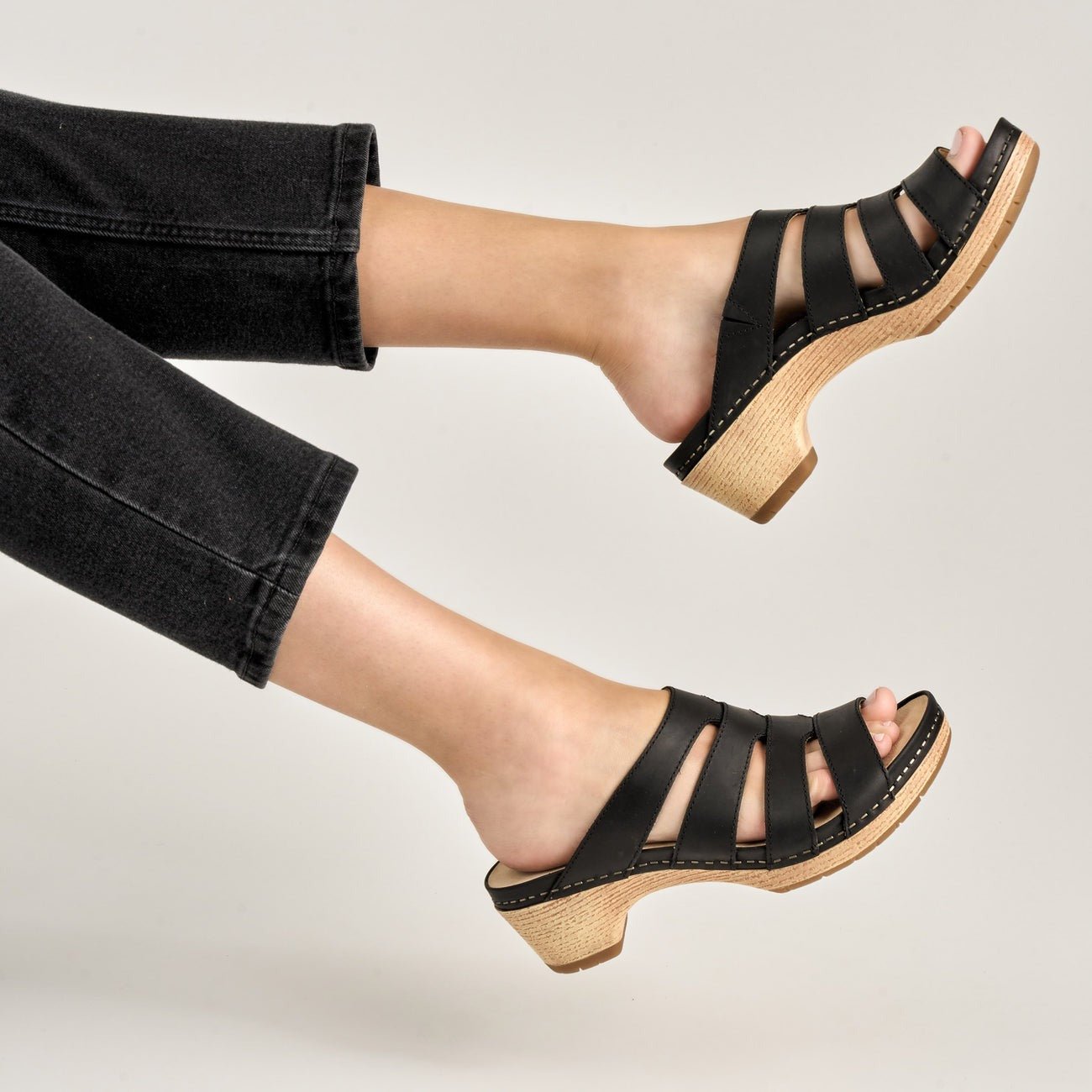 Lyndi | Oiled Pull Up | Black - sandals - Dansko