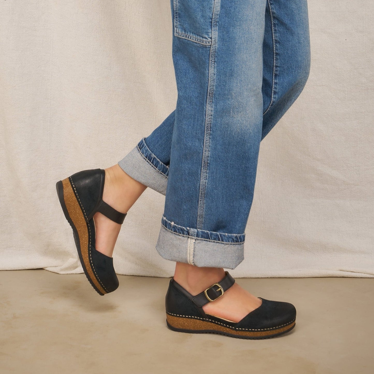 Mae | Burnished Suede | Black - shoe - Dansko