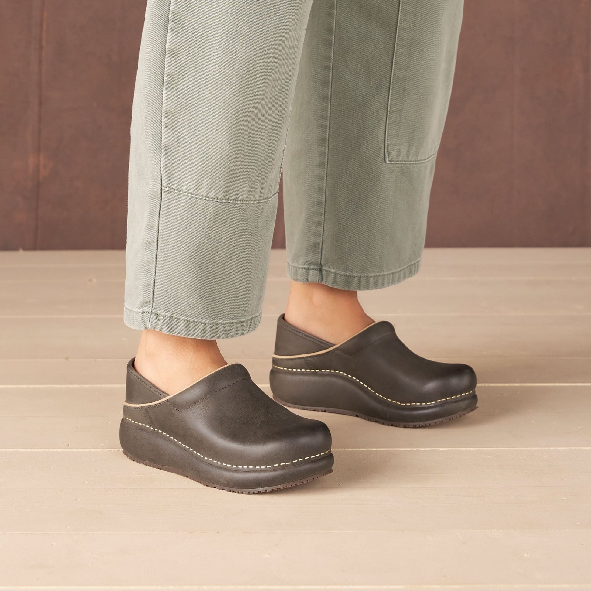 Platform Pro | Leather | Mushroom - clog - Dansko