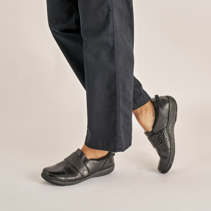 Sallie | Waxy Burnished | Black - shoe - Dansko