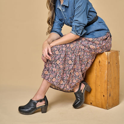 Sassy | Milled Burnished | Black - shoe - Dansko