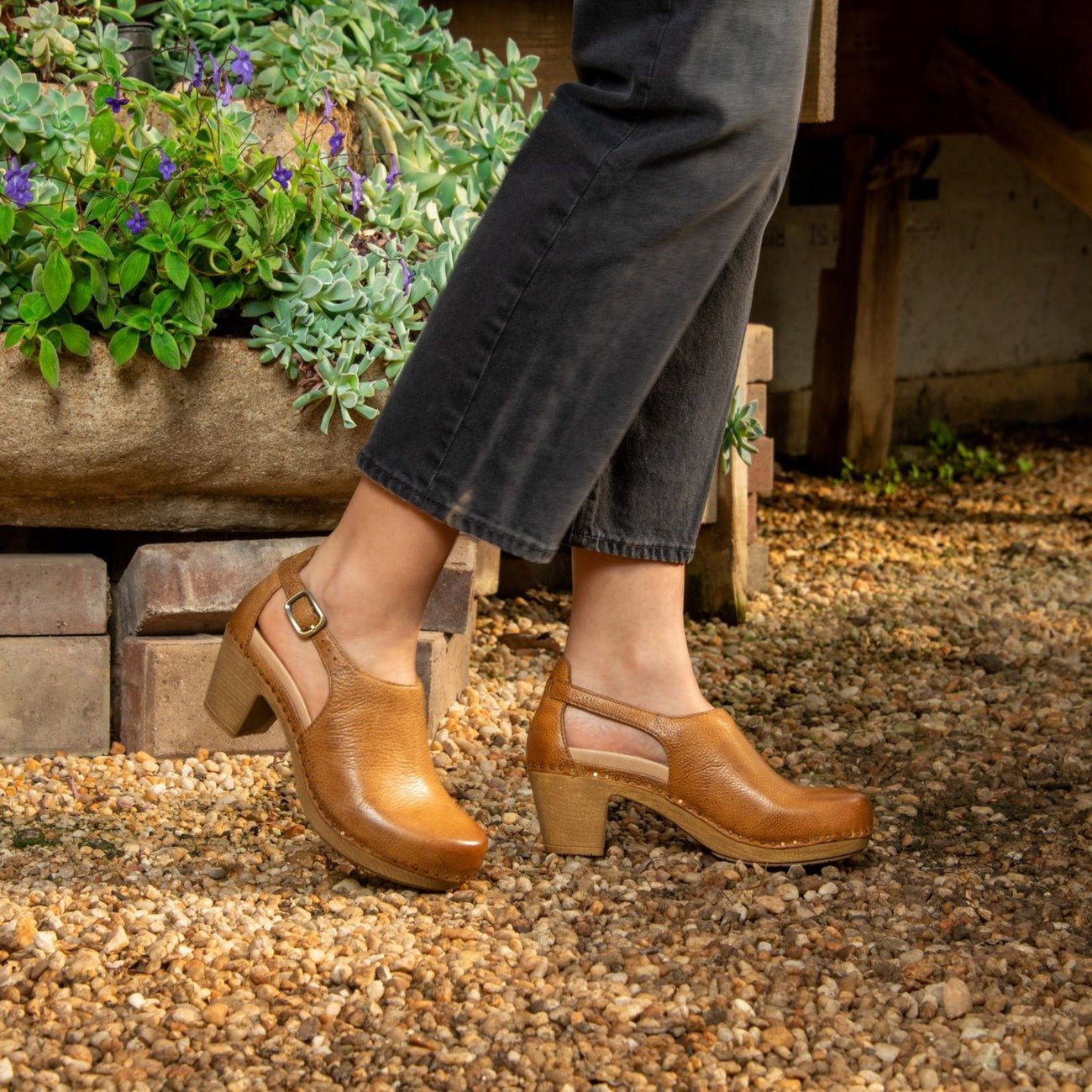 Sassy | Milled Burnished | Tan - shoe - Dansko