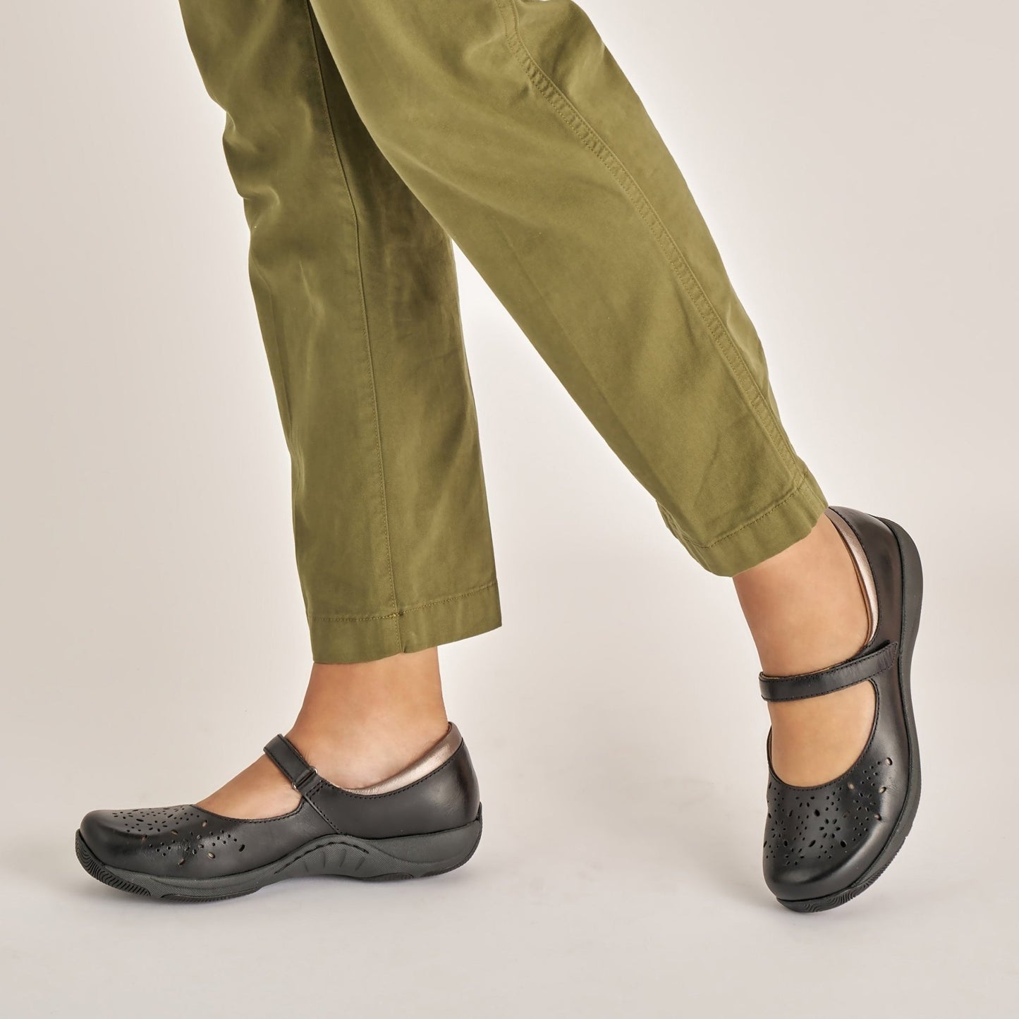 Stacy | Waxy Burnished | Black - shoe - Dansko